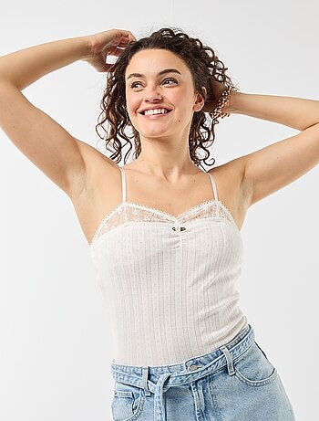 Camiseiro de malha pointelle e renda