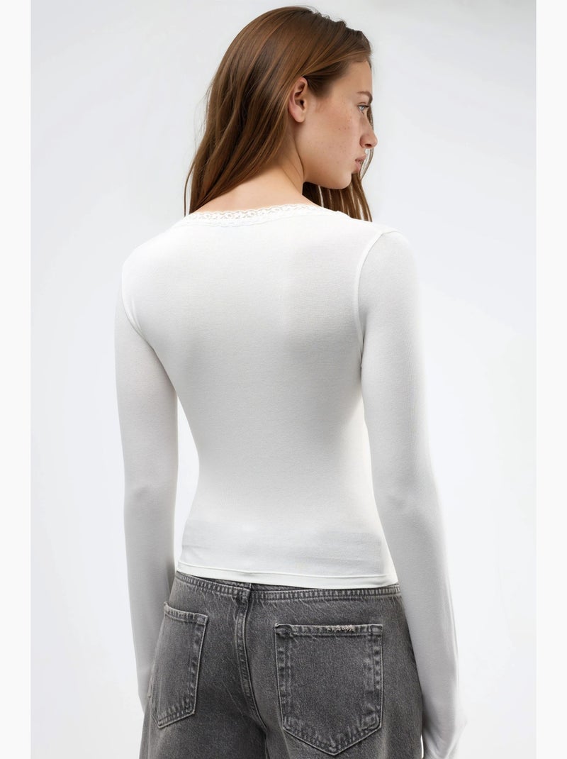 Camiseta decote v manga comprida detalhe renda busem Branco - Kiabi