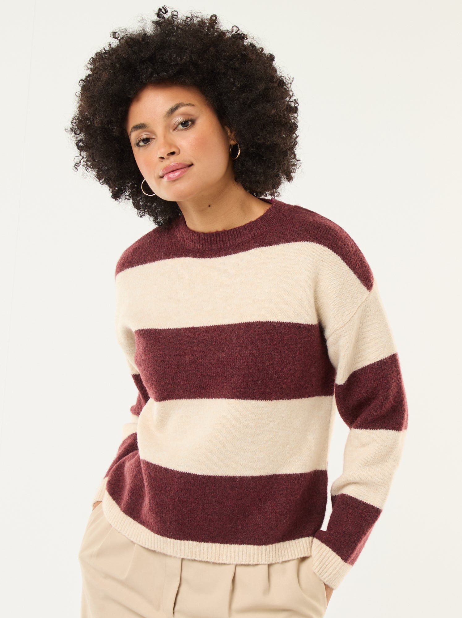 Camisola às riscas de gola redonda em material suave