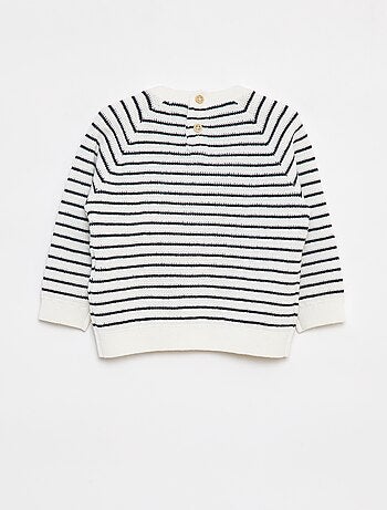 Camisola às riscas que abre com botões atrás