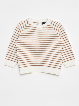 Camisola às riscas que abre com botões atrás