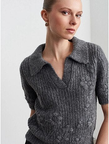 Camisola canelada texturizada com gola polo