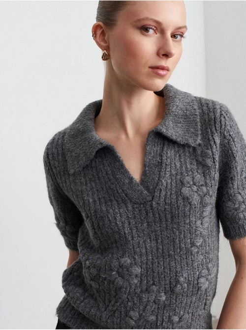 Camisola canelada texturizada com gola polo - Kiabi Camisola canelada texturizada com gola polo - Kiabi