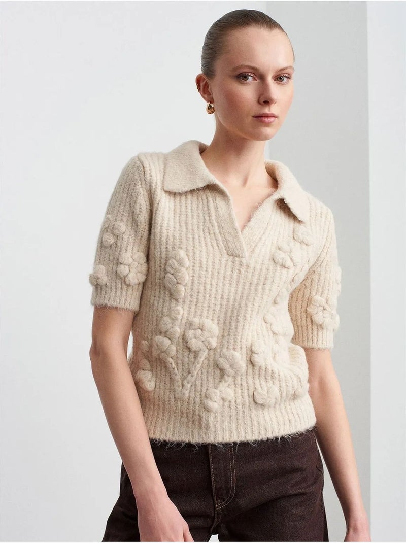 Camisola canelada texturizada com gola polo Creme - Kiabi