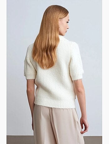 Camisola canelada texturizada com gola polo