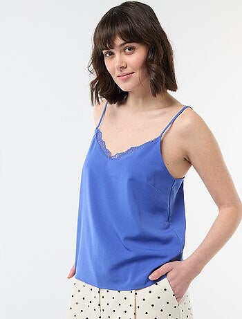 Camisola com alças finas ajustáveis e gola em renda