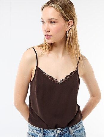 Camisola com alças finas ajustáveis e gola em renda