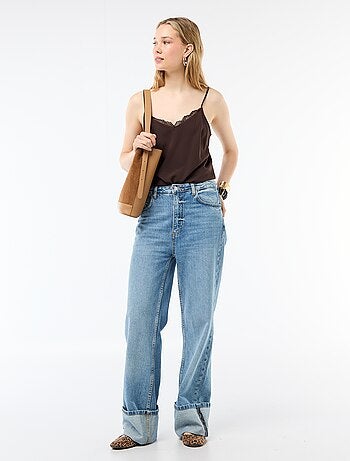 Camisola com alças finas ajustáveis e gola em renda