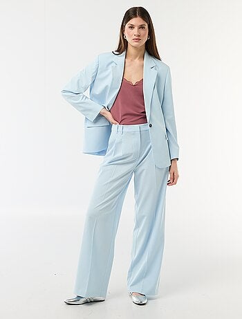 Camisola com alças finas ajustáveis e gola em renda