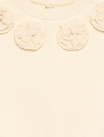 Camisola com aplicações de 'flores' em 3 dimensões