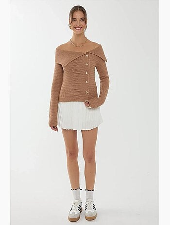 Camisola com detalhe de botão e ombro de fora