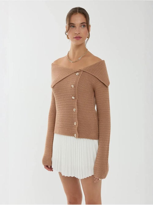 Camisola com detalhe de botão e ombro de fora - Kiabi Camisola com detalhe de botão e ombro de fora - Kiabi