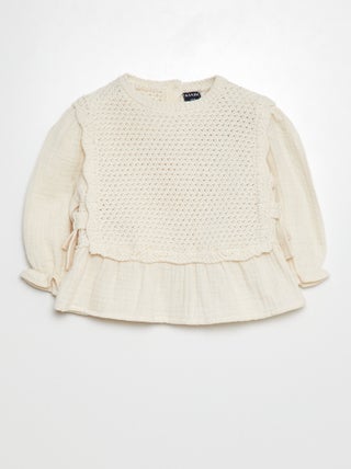 Camisola com folhos em malha ajurada