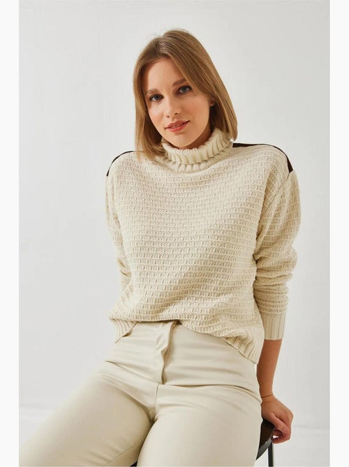 Camisola com gola alta e detalhe de risca no ombro lucci - Kiabi Camisola com gola alta e detalhe de risca no ombro lucci - Kiabi