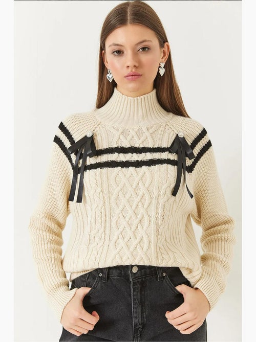 Camisola com gola de missangas e laço lucci - Kiabi Camisola com gola de missangas e laço lucci - Kiabi