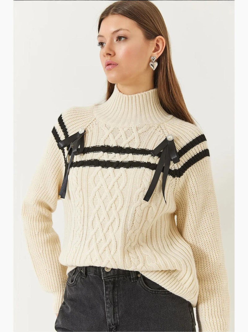 Camisola com gola de missangas e laço lucci Creme - Kiabi