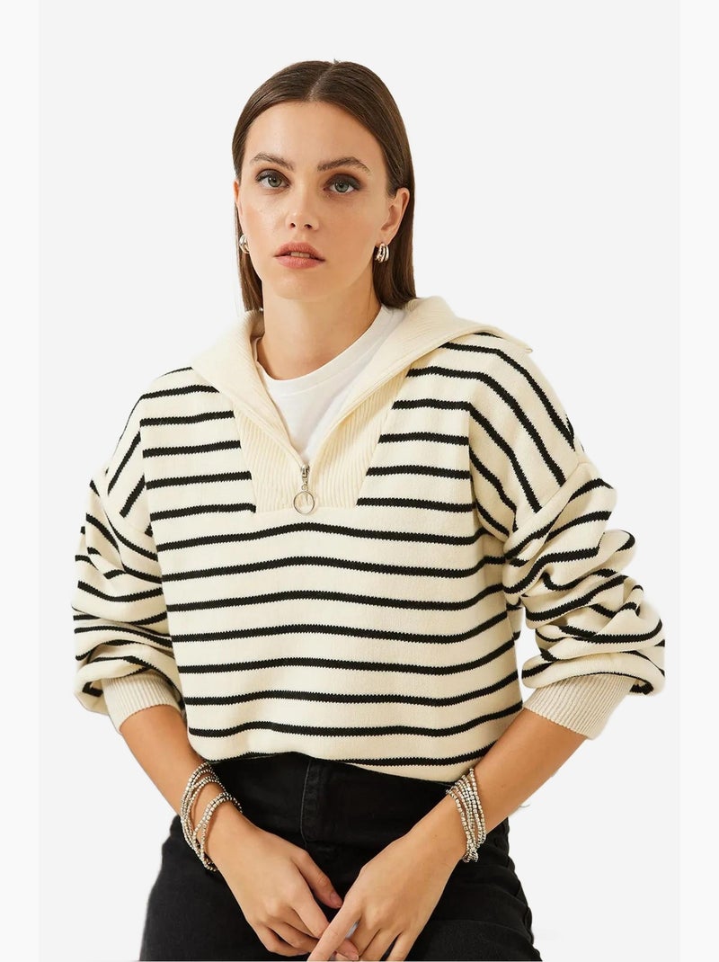 Camisola curta boxy às riscas com gola com fecho lucci Preto - Kiabi