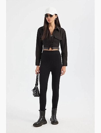 Camisola curta com bolso e gola alta e detalhe de cinto hiccup