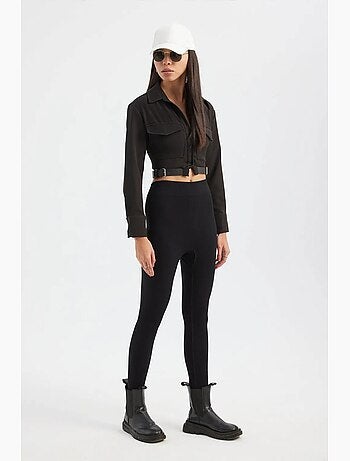 Camisola curta com bolso e gola alta e detalhe de cinto hiccup