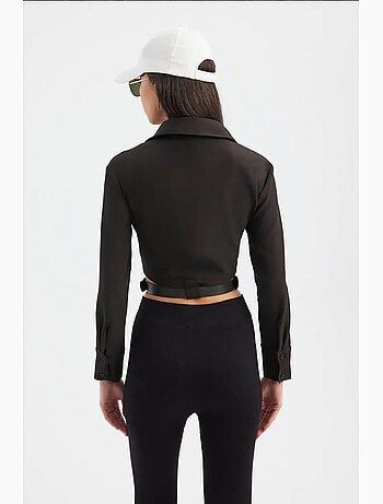 Camisola curta com bolso e gola alta e detalhe de cinto hiccup