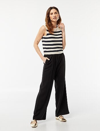 Camisola de croché sem mangas com botões dourados nos ombros