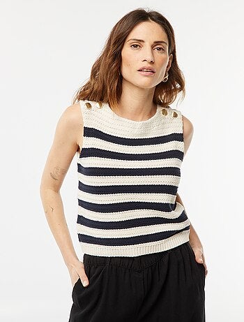 Camisola de croché sem mangas com botões dourados nos ombros