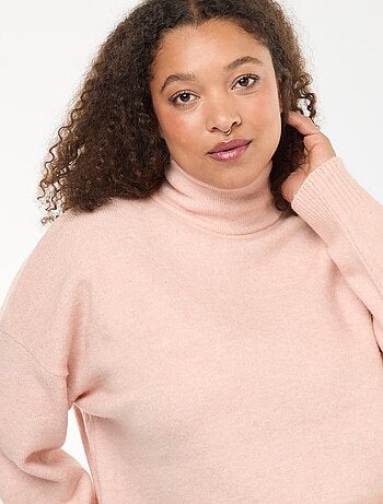 Camisola de gola alta com abertura e detalhe de joia nas costas