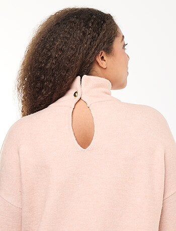 Camisola de gola alta com abertura e detalhe de joia nas costas