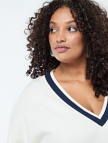 Camisola de gola em V em malha grossa com debrum