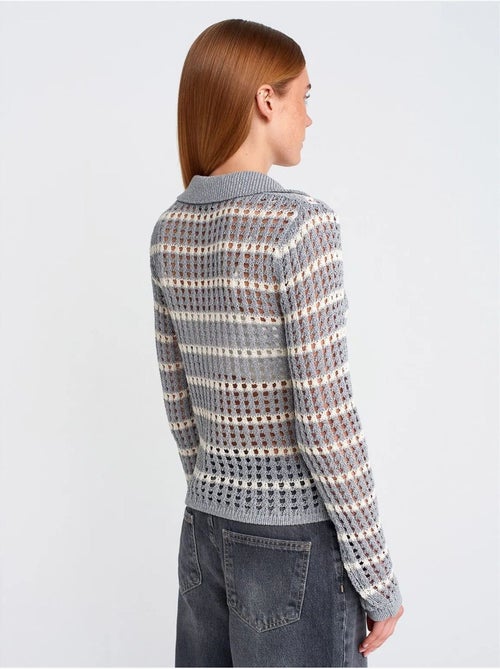 Camisola de malha às riscas com gola polo e botões - Kiabi Camisola de malha às riscas com gola polo e botões - Kiabi
