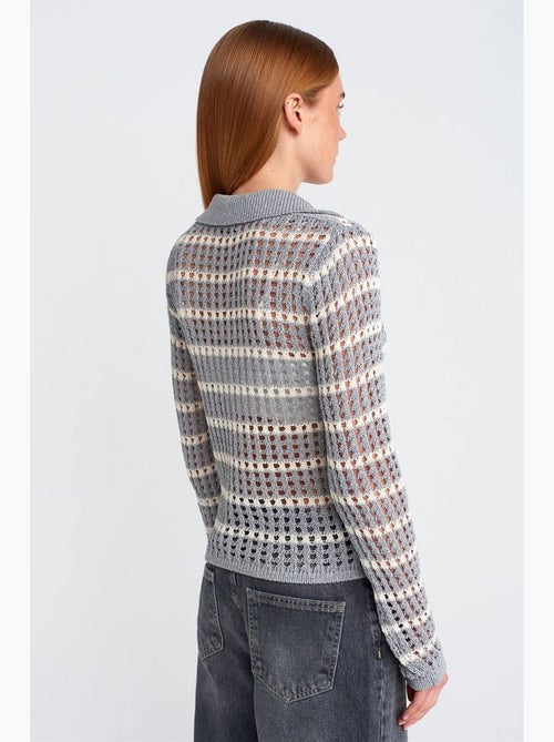Camisola de malha às riscas com gola polo e botões dilvin - Kiabi Camisola de malha às riscas com gola polo e botões dilvin - Kiabi