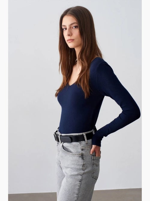 Camisola de malha canelada com decote em v slim fit dilvin - Kiabi Camisola de malha canelada com decote em v slim fit dilvin - Kiabi