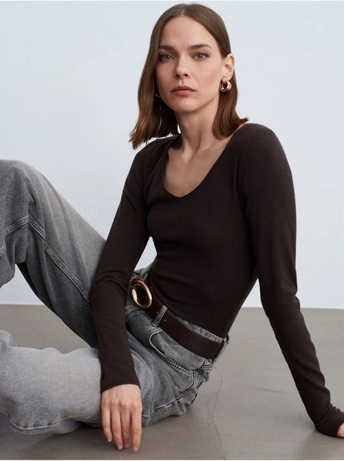 Camisola de malha canelada com decote em v slim fit dilvin - Kiabi Camisola de malha canelada com decote em v slim fit dilvin - Kiabi