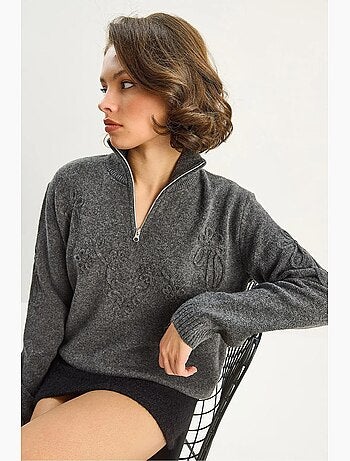 Camisola de malha com bordados e gola com fecho lucci