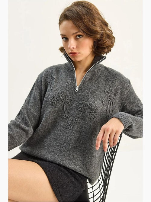 Camisola de malha com bordados e gola com fecho lucci - Kiabi