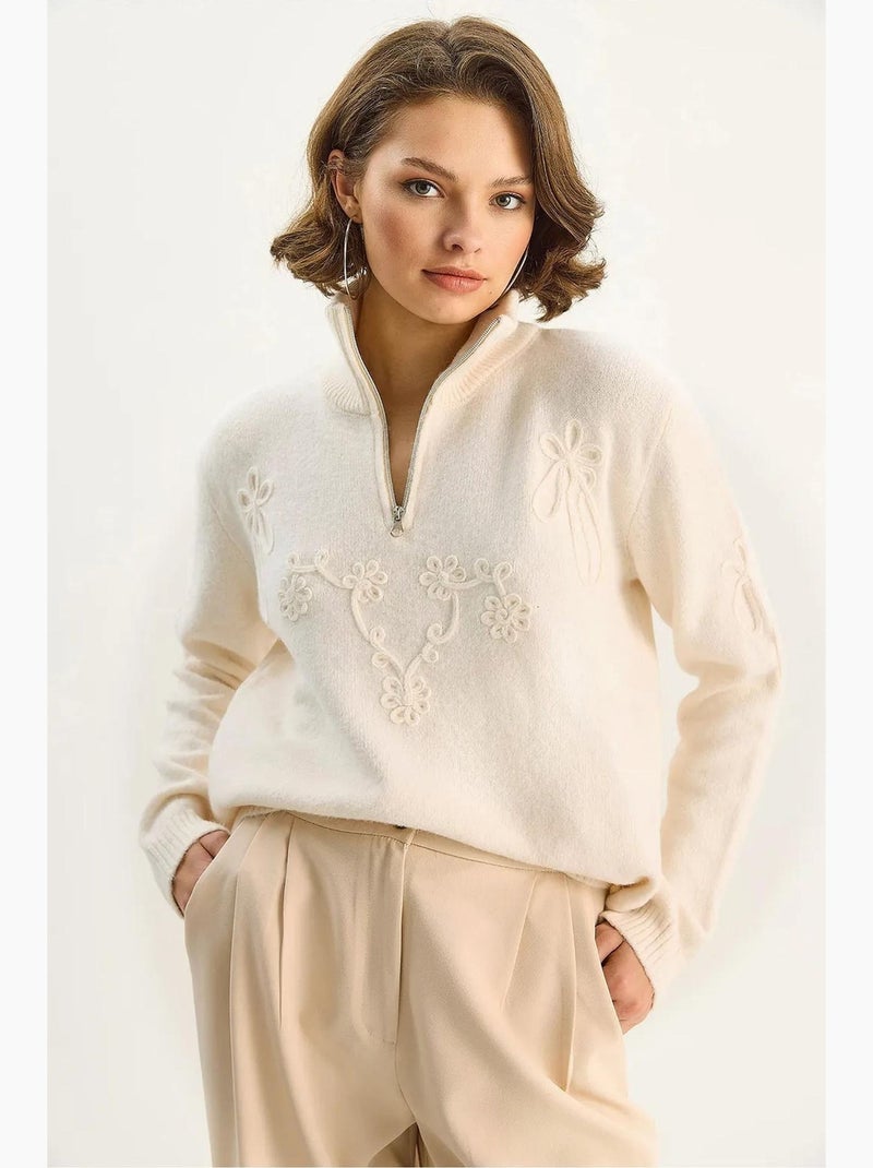 Camisola de malha com bordados e gola com fecho lucci Creme - Kiabi