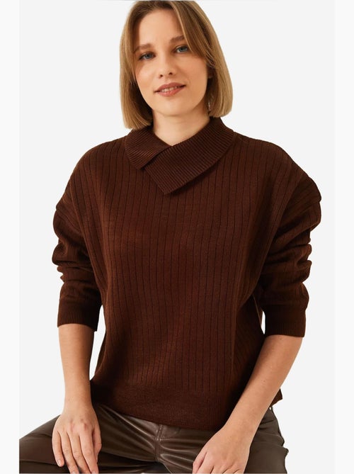 Camisola de malha com detalhe de gola lucci - Kiabi Camisola de malha com detalhe de gola lucci - Kiabi