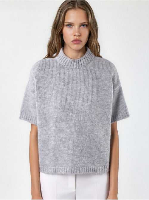 Camisola de malha com gola redonda e corte relaxed fit - Kiabi Camisola de malha com gola redonda e corte relaxed fit - Kiabi
