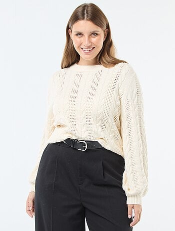 Camisola de malha com torças e detalhes abertos com gola redonda