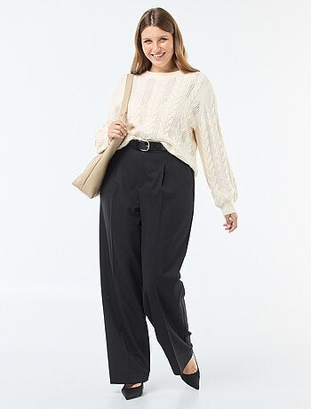 Camisola de malha com torças e detalhes abertos com gola redonda