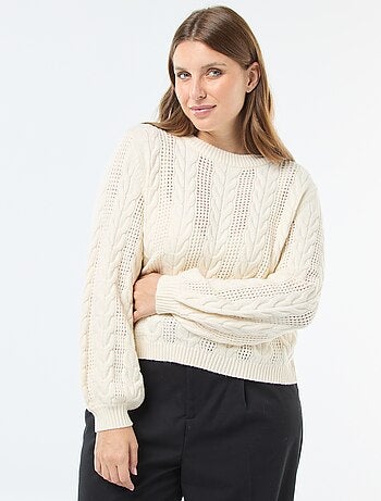 Camisola de malha com torças e detalhes abertos com gola redonda