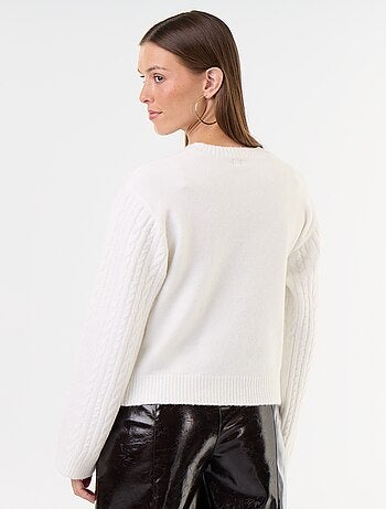 Camisola de malha entrançada com gola redonda