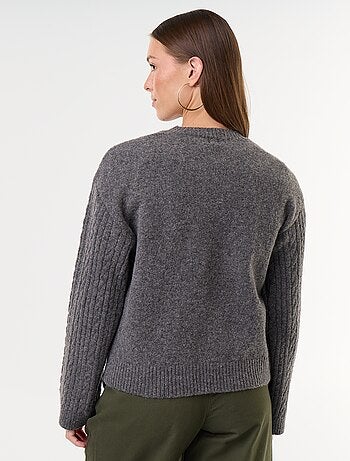 Camisola de malha entrançada com gola redonda