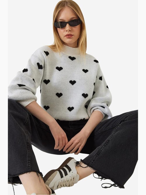 Camisola de malha relaxed fit com decote redondo e padrão de corações lucci - Kiabi Camisola de malha relaxed fit com decote redondo e padrão de corações lucci - Kiabi