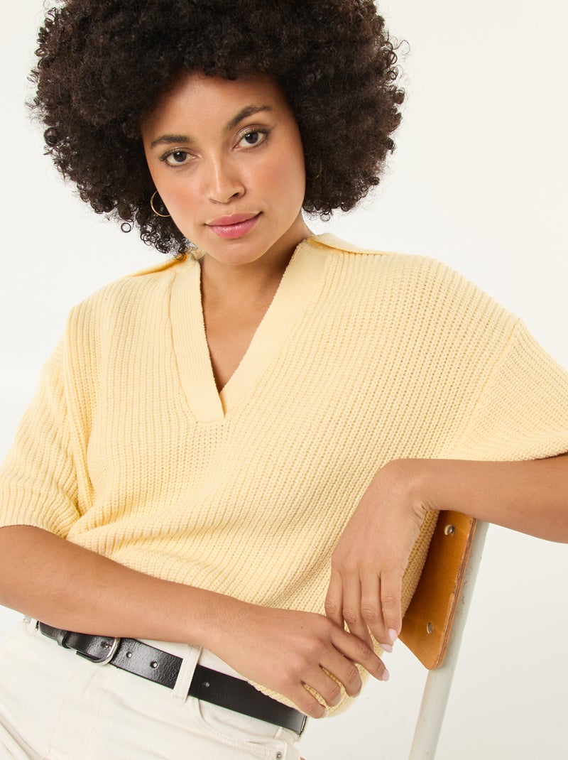 Camisola estilo polo com decote em V Amarelo - Kiabi