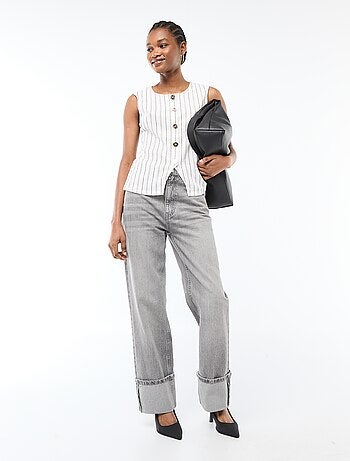 Camisola sem mangas com abertura por botões dourados martelados