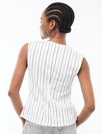 Camisola sem mangas com abertura por botões dourados martelados