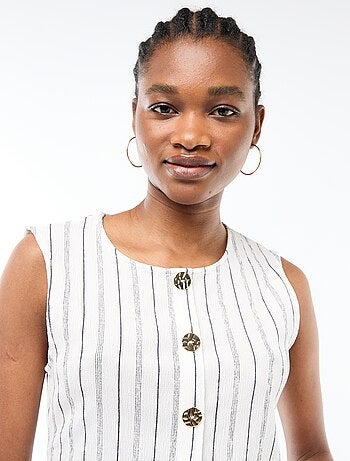 Camisola sem mangas com abertura por botões dourados martelados