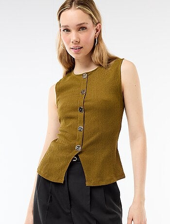 Camisola sem mangas com abertura por botões dourados martelados