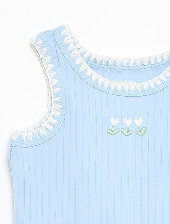 Camisola sem mangas em canelado com bordados nas cavas